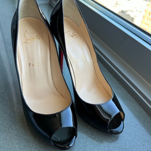 Christian Louboutin - Picture 7 of 8